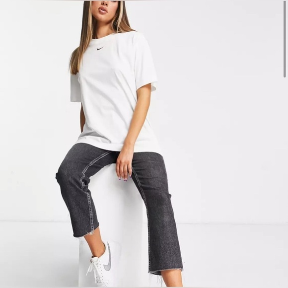 ASOS Nike essential boyfriend t-shirt in white - Picture 8 of 9